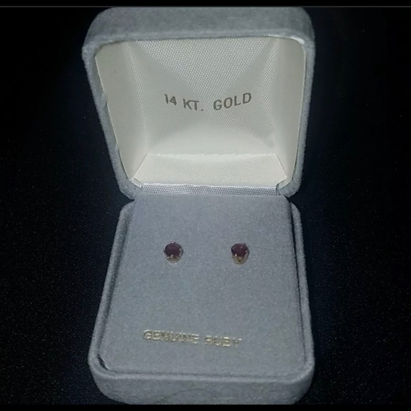 ❌❌SOLD❌❌14K Genuine Ruby Earrings Yellow Gold - Picture 8 of 12
